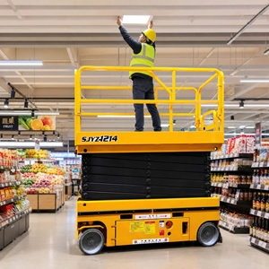 Piattaforma aerea semovente a forbice con potente sistema idraulico per l'installazione di cartelloni pubblicitari nei corridoi degli stadi - Product Image 1
