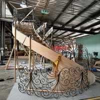 Escalier en colimaçon courbé sur mesure pour villa haut de gamme avec marches en bois massif et rampes en métal