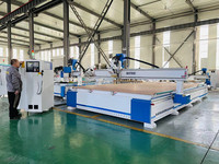 Machine à bois CNC avec changeur d'outils automatique pour la fabrication de meubles, dotée d'une tête de perçage