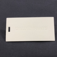 Étiquette en relief pour vêtements, Design personnalisé d'usine, ourlet pivotant, étiquettes suspendues épaisses pour vêtements
