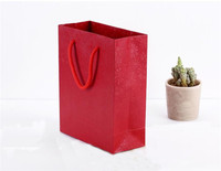 Sacs cadeaux de luxe recyclables en papier d'art imprimés offset 4 couleurs CMYK avec logo estampé à chaud, personnalisés par un fournisseur chinois, avec cordon de serrage pour la vente au détail