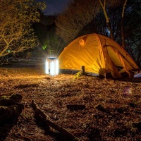 Lampe solaire de camping grande taille à succès, portable et rechargeable, avec LED lumineuses sur 4 côtés, pour la randonnée et le camping en extérieur