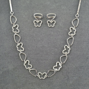 Exportateur de bijoux fantaisie Kanhai Jewels LLP, collier classique pour femmes avec un joli design de papillon en perles, plaqué à deux tons, chaîne en cuivre - Product Image 3