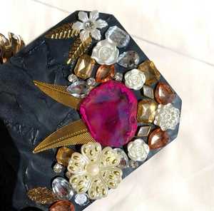 ตกแต่งด้วยกระเป๋าคลัทช์เรซิ่นสำหรับปาร์ตี้งานแต่งงานและเป็นของขวัญโดยงานฝีมือระดับโลกของ Humayun ที่มีสไตล์และสง่างาม - Product Image 5