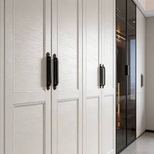 Ensemble de garde-robe de chambre à coucher moderne et luxueux, design minimaliste à tons clairs avec tiroirs intégrés et accents de poignées élégantes - Product Image 5