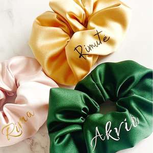 핫 세일 맞춤 로고 프린트 디자인 이름 스크런치, 여성용 개인 패턴 새틴 실크 패션 헤어 밴드 헤어 타이 - Product Image 4