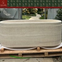 Baignoire autoportante ovale en travertin beige clair GOLDKING, rainures verticales cannelées, personnalisable OEM