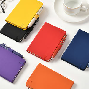 دفتر ملاحظات حلزوني بغلاف مقوى بحجم A6/A5 مع شريط من جلد البولي يوريثان وشعار قابل للتخصيص، مع جيب داخلي أسود محايد وحامل قلم - Product Image 5