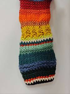 "Cárdigan con capucha de arco iris vibrante para hombre con diseño geométrico colorido y elegante detalle de flecos para una declaración de moda audaz." - Product Image 5