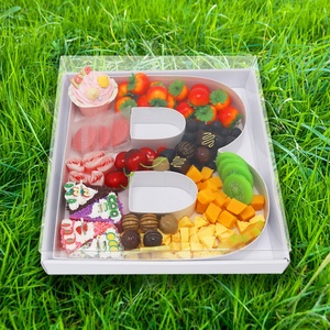 Assiette en carton blanche en forme de lettre pour sushis, desserts et plateaux de collations - Product Image 1