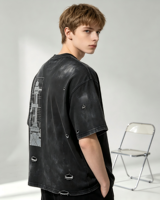 T-shirt noir épais vintage délavé, impression DTG Kornit sur le dos, style streetwear punk avec effet de pulvérisation sale