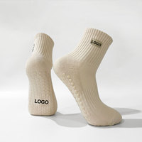 Chaussettes de Pilates personnalisées à faible MOQ avec logo, motif patte d'ours, couleur kaki, antidérapantes pour le yoga et la vente en gros pour boutiques