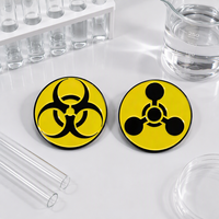 Broche en alliage de zinc électroplaqué avec emblème de danger biologique, logo de danger toxique personnalisé et peint, avec fermoir papillon