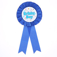Broche d'anniversaire en tissu satiné pour fille et garçon Broche en fer blanc pour femmes Broche à boutons Rosette pour anniversaire de fille Accessoire de fête de mariage