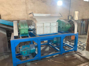 Broyeur à charge lourde continue <span class=keywords><strong>pour</strong></span> grands panneaux métalliques, tuyaux en plastique, pneus en caoutchouc et lignes de recyclage des déchets industriels - Product Image 2