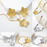 Parures de bijoux géométriques classiques hypoallergéniques plaquées or, en acier inoxydable, avec collier, bracelet et bagues en forme de cœur massif – Idéal pour un cadeau