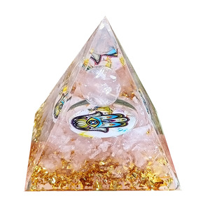 Pyramide en résine époxy avec galets de cristal, ornement de bureau, décoration d'aquarium, quartz rose, cadeau écologique fait main - Product Image 5