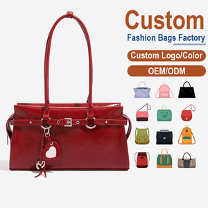 Bolso de Hombro de Cuero Rojo Personalizado de Fábrica para Mujer, Bolso de Mano de Cuero Sintético Brillante con Colgante de Corazón - Product Image 1