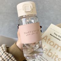 Bouteille d'eau en plastique transparent sans BPA avec couvercle à paille et étui en cuir PU, tasse portable pour femmes et étudiants, logo personnalisé