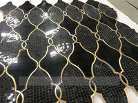 Mosaïque de marbre de luxe en jet d'eau, carrelage en marbre noir et carrelage en métal laiton