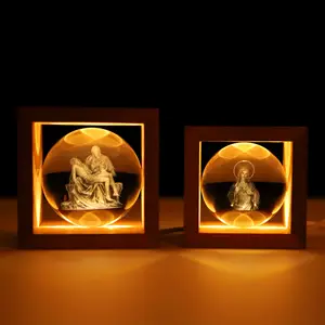 Luz Led cálida para regalos, bola de cristal 3d con marco de madera, grabado religioso personalizado, venta al por mayor