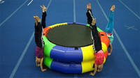 Trampoline gonflable commercial en PVC de haute qualité pour fitness, yoga, gymnastique, jeux de saut, avec logo et couleur personnalisés