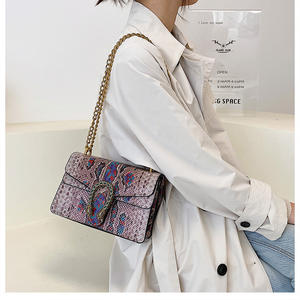 Venta caliente Nuevos bolsos de mujer de moda Patrón de lujo Bolsos de estilo fresco coloridos Bolso cruzado de hombro elegante - Product Image 3