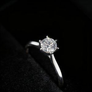 Anello ANJALI da Donna in Oro 18k con Diamante Sintetico Bianco Taglio Brillante 0.5CT Colore D Montatura a Sei Griffe - Product Image 6