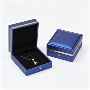 Boîte à collier moderne haut de gamme en similicuir avec charnière, insert floqué, logo estampé à chaud, conception entièrement personnalisable acceptée - Product Image 4