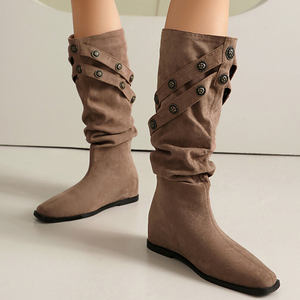 Bottes hautes pour femmes à bout carré, talons plats, en daim avec décorations boutons métalliques, coupe large - Product Image 5