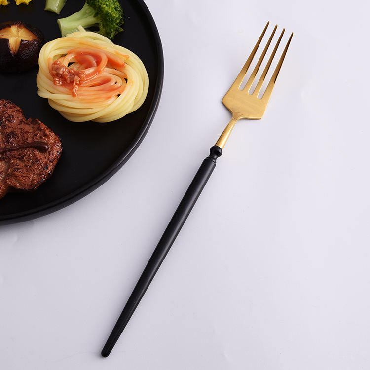 Tenedor-oro negro