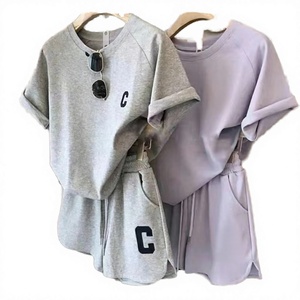Ensemble de sport deux pièces pour femme : haut uni à manches courtes et short à cordon de serrage pour l'exercice - Product Image 2