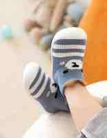 Chaussons-chaussettes pour bébé en tricot respirant gris chiné à rayures foncées avec languette de traction, semelle souple et flexible en TPE antidérapante, stock en gros