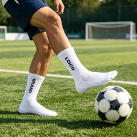 Chaussettes de football personnalisées avec grip antidérapant, chaussettes de football en coton OEM, chaussettes de football mi-mollet rembourrées antidérapantes pour l'entraînement et la course