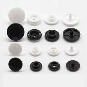 Meilleure vente Bouton pression noir en plastique personnalisé coloré <span class=keywords><strong>de</strong></span> qualité supérieure - Product Image 2