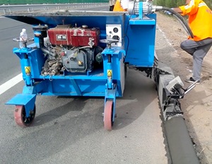 Machine à bordures compacte et portable pour la construction de routes étroites - Product Image 3