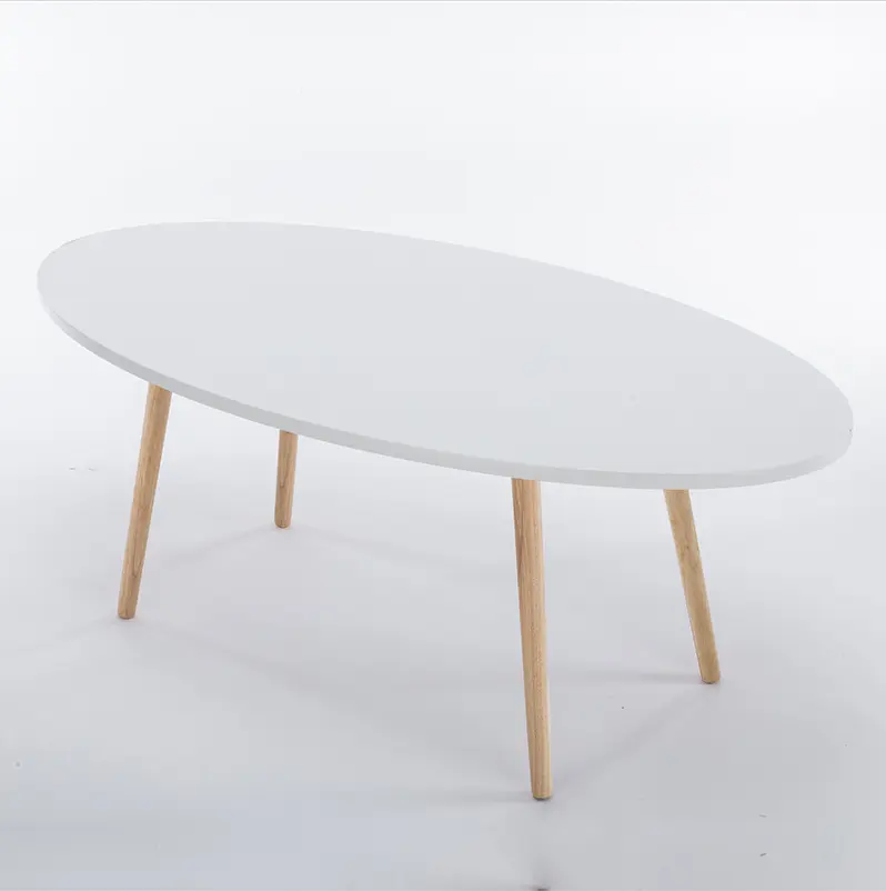Weißer Couch tisch aus Holz mit vier Ecken