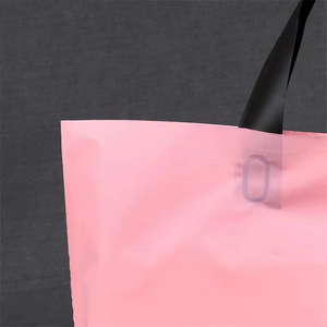 Sac fourre-tout réutilisable en plastique PE rose avec logo personnalisé imprimé, fonction barrière pour supermarché, emballage de vêtements et cadeaux - Product Image 6