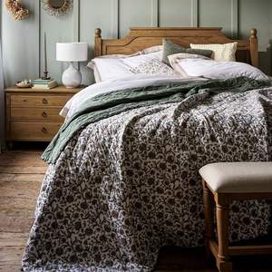 Lit double en bois massif blanc vieilli de style vintage français avec tête de lit décorée d'un motif d'oiseau, lit de chambre principale de style rustique - Product Image 3