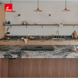 Armoires de cuisine en placage de chêne blanc massif et noyer, style transition personnalisé, avec portes escamotables à face plate et îlot central en marbre - Product Image 4