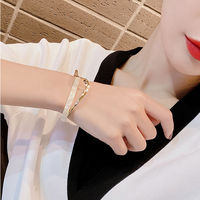 Bracelet en cuivre électroplaqué de luxe léger, texture métallique incurvée, design de niche tendance style coréen, idéal pour Instagram