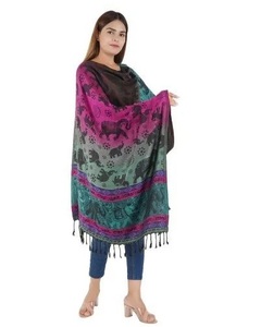 Écharpes longues en viscose à imprimé animal, douces et tendance pour femmes, avec tissu respirant, texture élégante et usage quotidien - Product Image 1