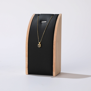 Support de présentation de bijoux en bois de luxe avec coussin en cuir pour collier et pendentif, idéal pour les magasins de bijoux et les marques - Product Image 2