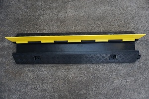 Bán buôn tùy chỉnh nhiệm vụ nặng nề 1 kênh cao su đoạn đường nối sự kiện Dây Cầu Hose Bìa Road bảo vệ cáp - Product Image 3