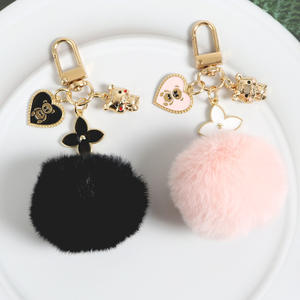 Llaveros con Pompones Lindos, Llavero de Bola Rosa, Cadenas con Cuentas de Perlas, Correas, Colgante de Trébol de Cuatro Hojas y Oso, Llavero Esponjoso - Product Image 1