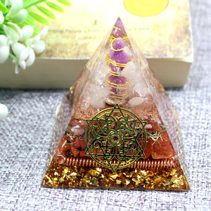 Pyramide en résine époxy avec copeaux de cristal, ornement de bureau, décoration d'intérieur, pilier en jade violet, pagode à trois étages - Product Image 1