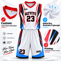 Set Jersey Basket Custom 100% Polyester Putih Merah Biru, Mesh Bernapas, Sublimasi, UPF 50, Peregangan Empat Arah, Menyerap Keringat