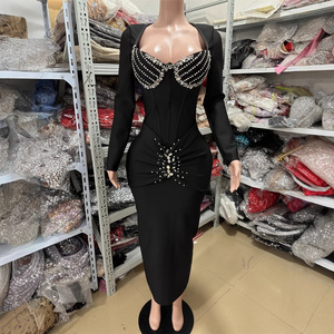 <span class=keywords><strong>Abito</strong></span> da sera da sera in raso lungo fino al pavimento in raso aderente con scollo a V sottile a pieghe in vita naturale Silhouette - Product Image 2