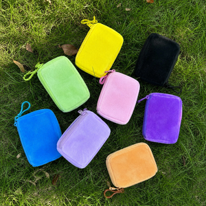 Großhandel Plüsch-Münzbörse Quadratisches Kopfhörer-Etui Mini-Reißverschluss-Geldbörse Bargeld-Münzbeutel Aufbewahrungstasche Niedliches Studentengeschenk mit Eigenem Logo - Product Image 2
