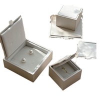 Boîte d'emballage légère en bois de luxe pour bijoux précieux Impression de logo personnalisable pour bagues Colliers Boucles d'oreilles Badges Stockage de cadeaux